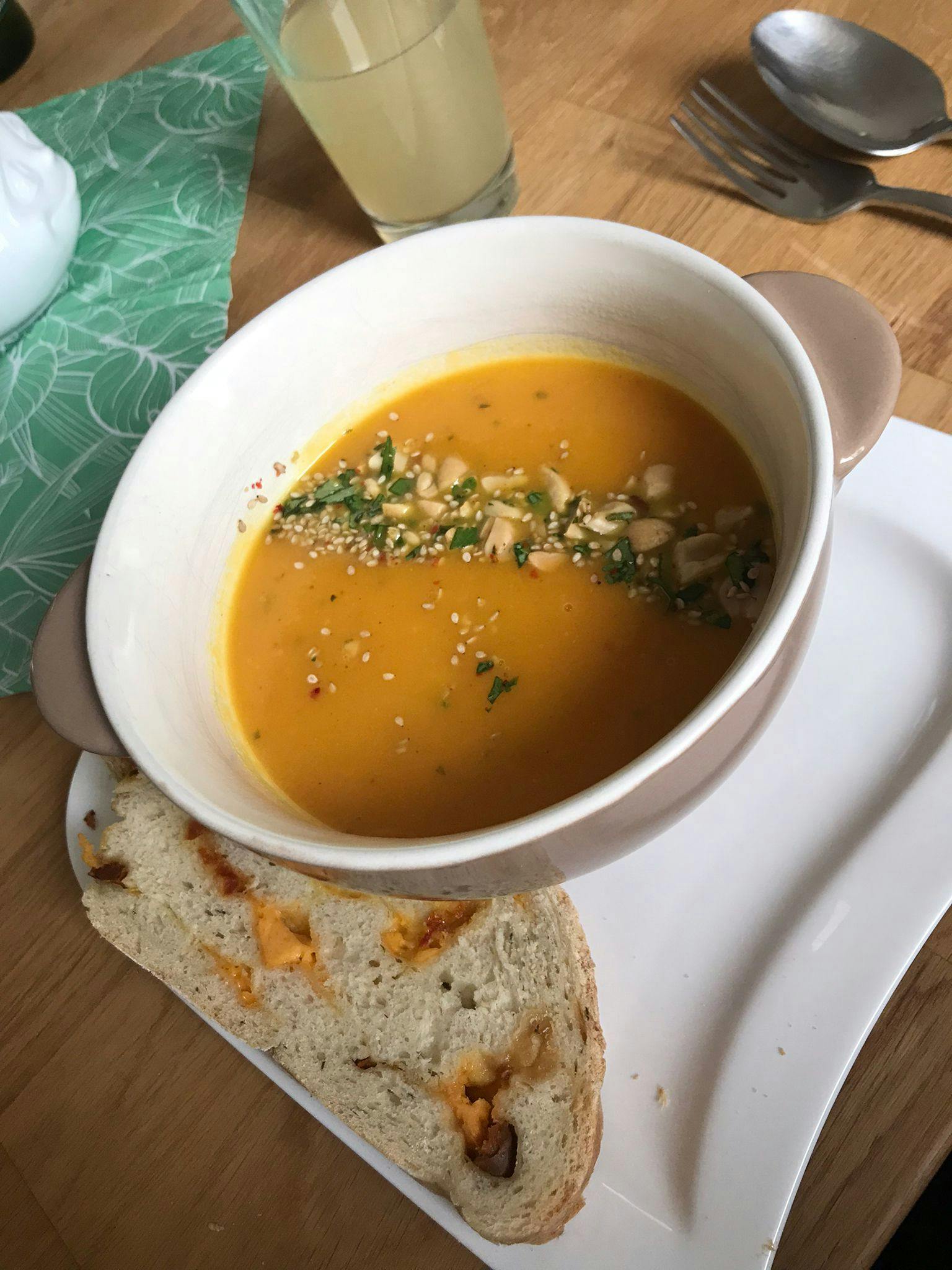 Foto vom Gericht Karotten-Koriander-Suppe mit würzigen Erdnüssen